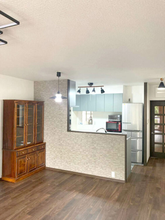 リビングが見渡せる明るい対面式キッチン